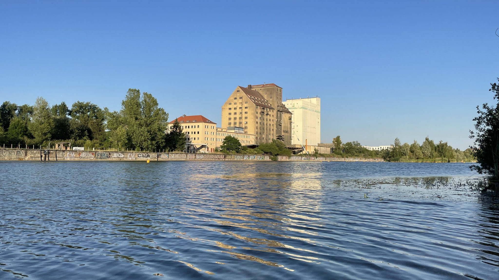 Hafenbecken des Lindenauer Hafens mit heutiger Wasserfläche und Quartiersbezug